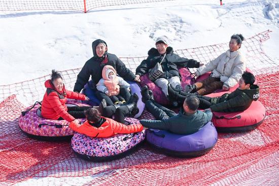 2021年2月15日，在吉林省吉林市万科松花湖滑雪场，游客玩雪圈。新华社记者 颜麟蕴 摄