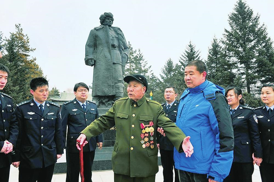 徐振明父子为杨靖宇守陵62年