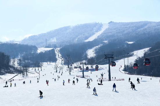游客在吉林省吉林市万科松花湖滑雪场滑雪。新华社记者 颜麟蕴 摄