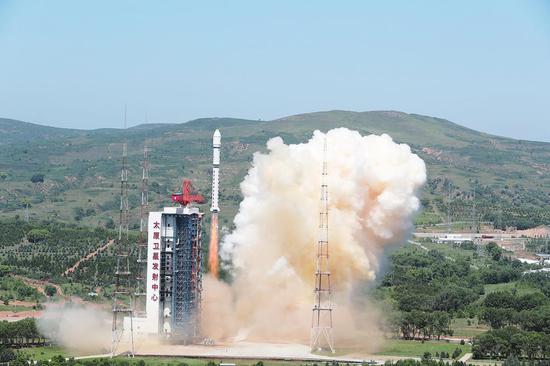 7月3日10时51分,我国在太原卫星发射中心用长征二号丁运载火箭,成功将吉林一号宽幅01B卫星送入预定轨道,发射任务获得圆满成功。 新华社发(郑逃逃 摄)