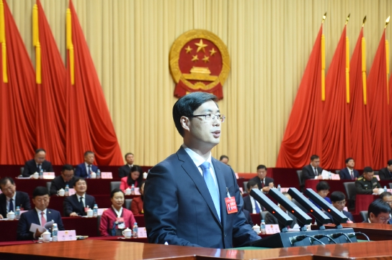洪庆代表延边州人民政府向大会作政府工作报告