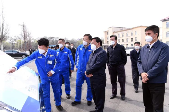 4月21日，韩俊在吉化化肥厂检查指导企业复工复产和疫情防控工作。宋锴 摄