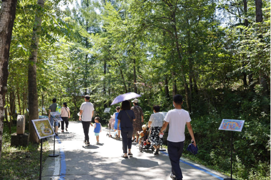 游客在民族民俗作品展区参观