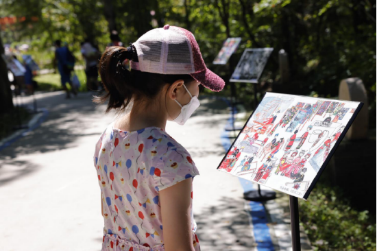 游客在民族民俗作品展区参观