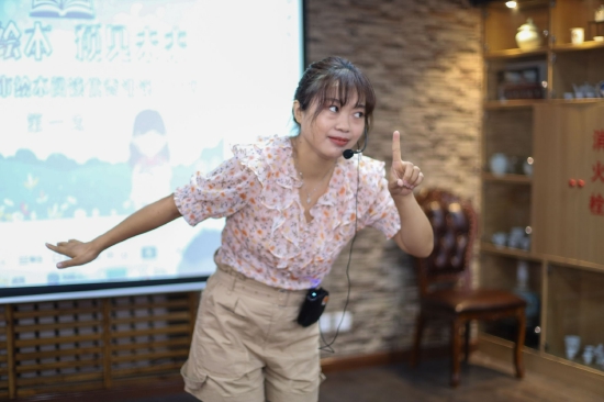 比赛选手声情并茂地讲述绘本故事
