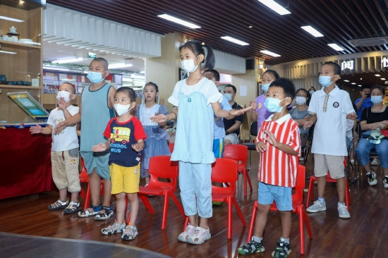 小听众与老师一起做韵律操