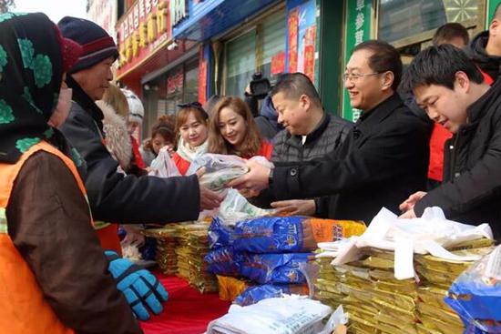 图们市委常委、宣传部部长高放（右二）为基层困难群众发放爱心物资