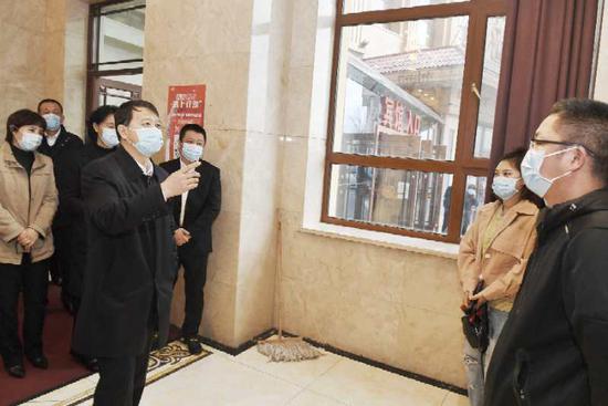 吉林市委书记王庭凯（左前）在舒兰市金洲酒店转运中心，看望参与转运的工作人员。