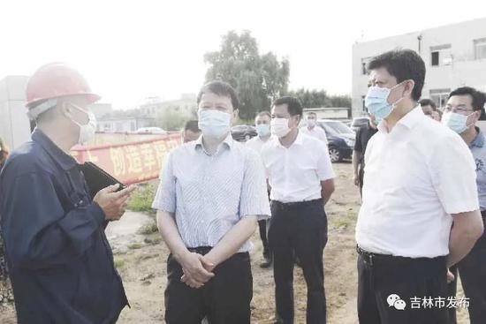 图为吉林市委书记王庭凯(左二)在翰宇化工项目现场,就H酸项目建设情况进行调研。