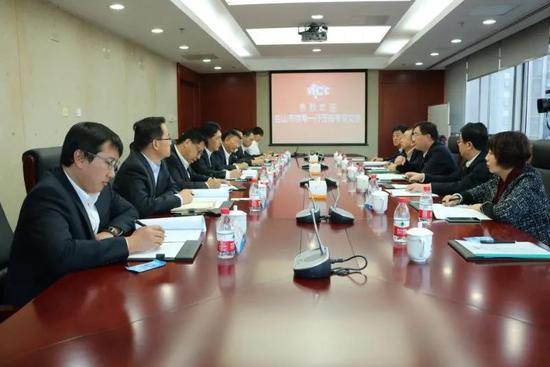 图为王冰一行在中冶交通建设集团洽谈高铁站区和山水林田湖整治项目。