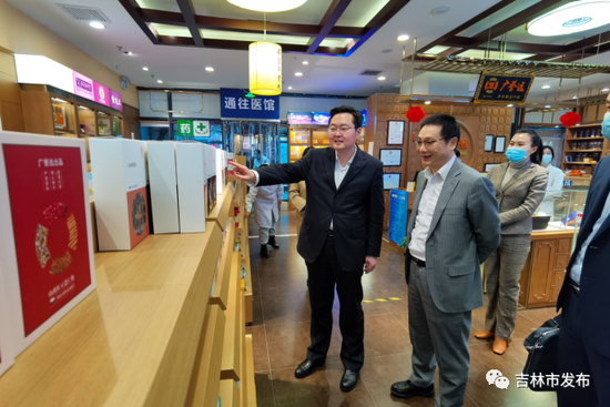 吉林市市长王路(左一)在东盛集团(广誉远中药公司)考察