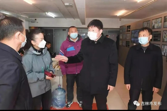 图为吉林市委书记贺志亮（右二）在万科松花湖度假区督导检查疫情防控工作落实情况。