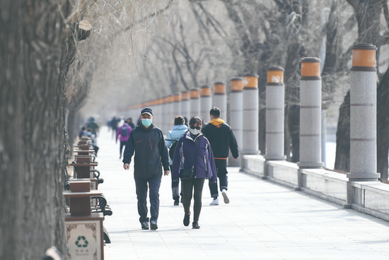 戴口罩成了市民日常生活的“标配”。 孙建一 摄