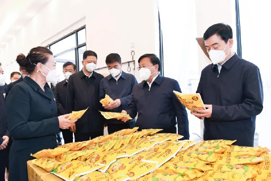 4月20日，韩俊在敦化市大石头镇三道河子村谷丰大豆玉米种植专业合作社调研。宋锴 摄