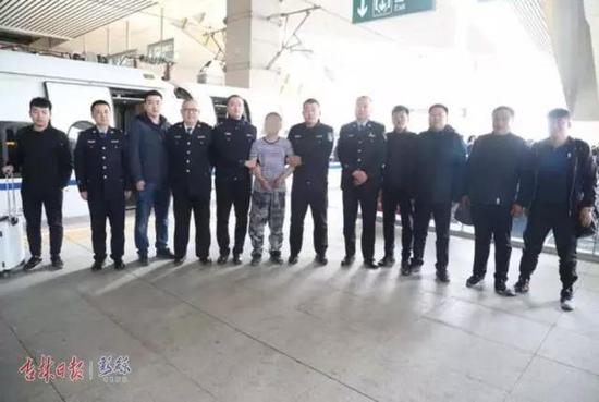 图为专案组民警将犯罪嫌疑人抓获