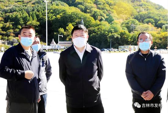 吉林市市长贺志亮(中)在松花湖风景区检查景区安全工作。