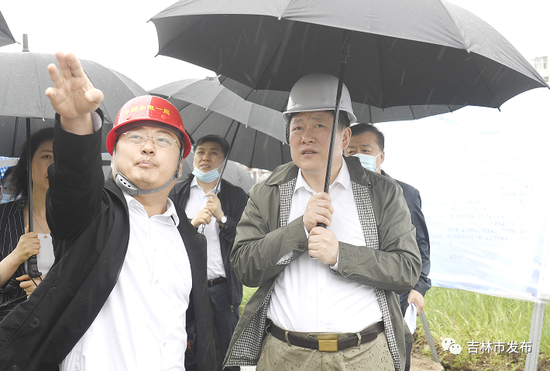 吉林市委书记贺志亮(右)在永吉县防洪工程(开山段)督导检查工程建设情况