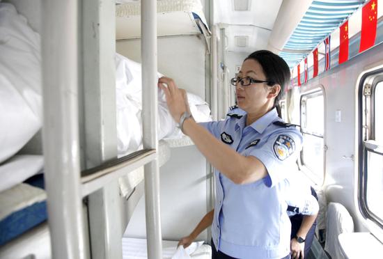 7月19日，吉林图们，边检民警对赴朝旅游专列进行车体检查。