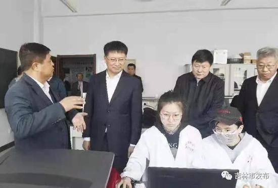 吉林大学校长、中国科学院院士张希（左二）在吉林市委书记贺志亮（右二）的陪同下在北华大学东校区调研。