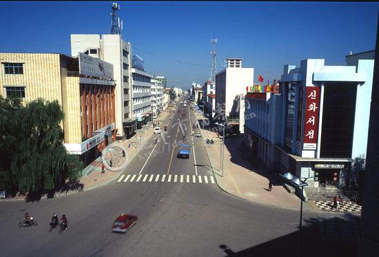 在龙城宾馆拍摄的龙井大街风光（2004. 9. 27）