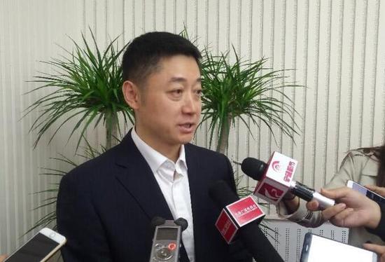 记者采访长春市公用局副局长任晓强