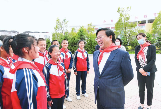 在“六一”国际儿童节到来之际,吉林省委副书记、省长韩俊到长春市第二实验小学、吉林省孤儿学校亲切看望慰问小朋友们,代表吉林省委、省政府向全省各族少年儿童致以节日的问候。 本报记者 宋锴 摄