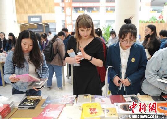 俄罗斯留学生安娜(前排左二)在挑选汉语书籍。 刘栋 摄