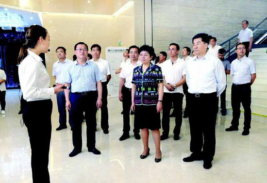 7月2日至3日,浙江省台州市委书记陈奕君率党政代表团来我市考察对接。市委书记王志厚等领导陪同。 记者王冬实摄