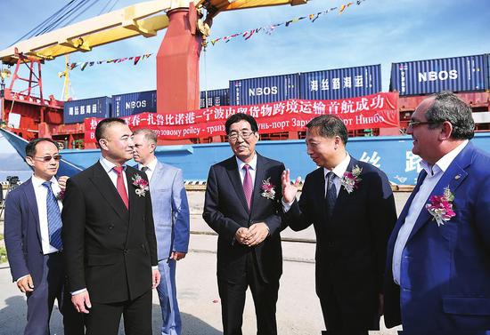 俄罗斯当地时间9月14日15时48分,随着一声汽笛长鸣,珲春-扎鲁比诺港-宁波舟山港内贸货物跨境运输航线正式启动,这标志着吉林省和浙江省共同携手,开创了中俄跨境运输合作的新模式。省委书记巴音朝鲁出席开通仪式。 本报记者 宋锴 摄