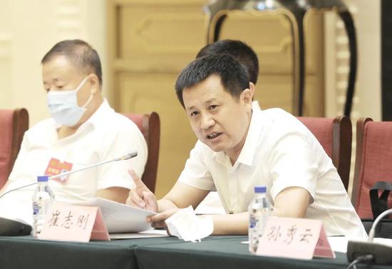 图为7月31日,中共吉林市委十三届九次全体会议在西关宾馆召开。图为分组讨论会上与会人员认真审议。记者 凌西政