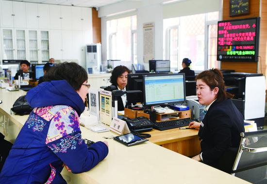 在南关区桃源街道公共服务中心,工作人员为群众办理业务。 孙建一 摄