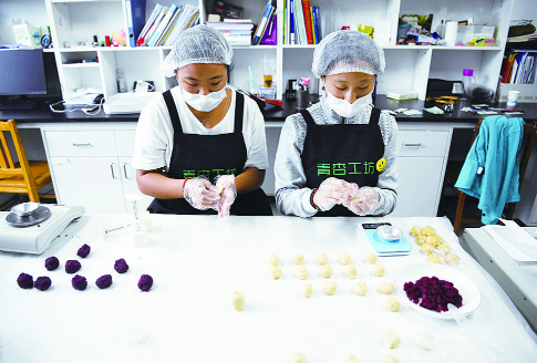 大学生们正在制作月饼。 袁迪 摄