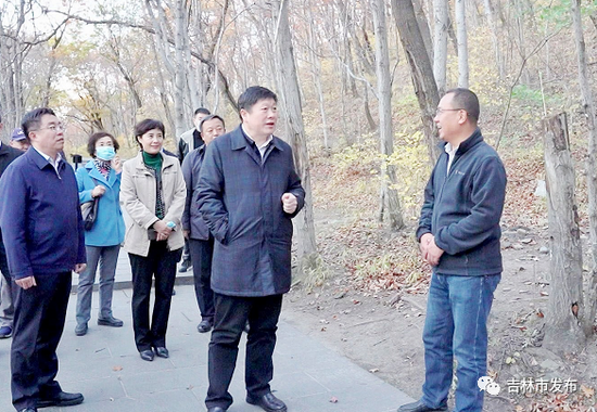 吉林市委副书记、市长贺志亮（中）在龙潭山公园实地调研。
