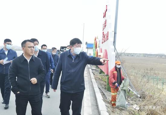 图为吉林市委书记贺志亮(前右)在吉林南收费站检查周边环境整治情况。