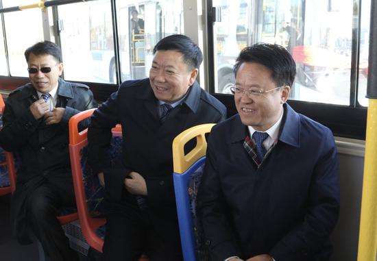 中共白城市委书记庞庆波(右)、长春市人民政府副市长、长春汽车经济技术开发区党工委书记王海英(中)、吉林电力股份有限公司党委书记、董事长才延福(左)在白城市氢燃料电池公交车交接暨投运仪式活动中试乘氢燃料公交车