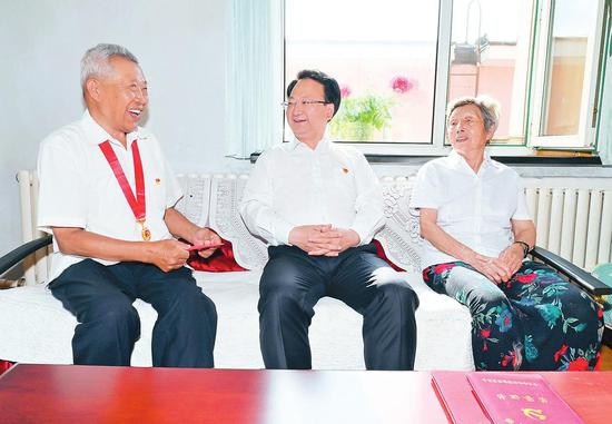 6月29日,吉林省委书记景俊海来到长春市,走访慰问老党员老同志和烈士家属。本报记者 邹乃硕 摄