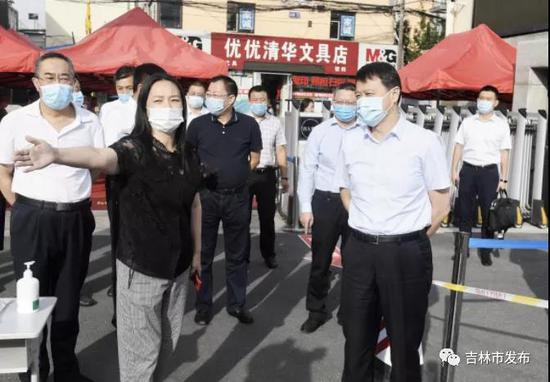 图为吉林市委书记王庭凯(前右)在吉林市第一实验小学考点实地检查吉林市公务员考录笔试考点考场布置及疫情防控情况。