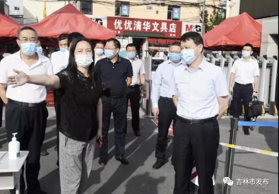 图为吉林市委书记王庭凯（前右）在吉林市第一实验小学考点实地检查吉林市公务员考录笔试考点考场布置及疫情防控情况。