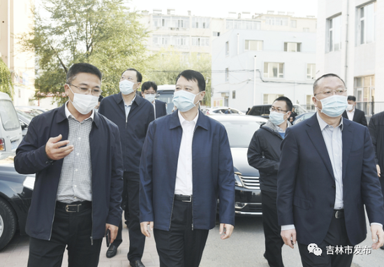 吉林市委书记王庭凯(中)在昌邑区新松江小区就小区楼道内外环境卫生整治、基础设施建设等工作进行督导检查。