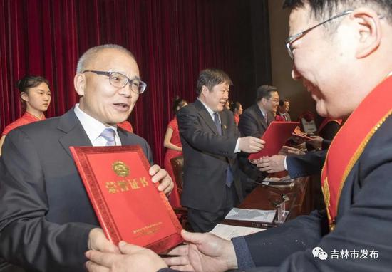 吉林省委常委、省委宣传部部长石玉钢(左一)、吉林市委书记贺志亮(左二)、吉林市市长王路(左三)等省市领导为“最美创城人”颁发荣誉证书