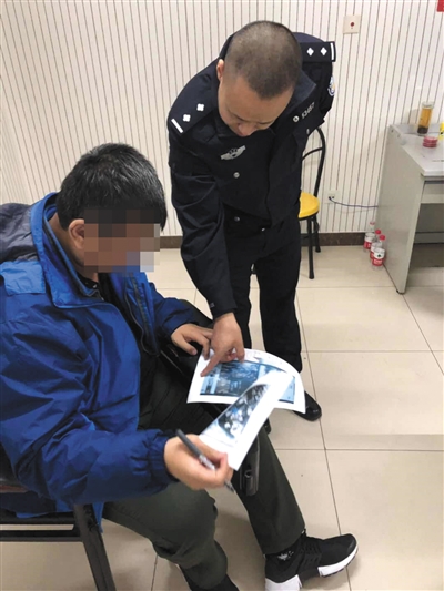 一名违法行为人被警方控制后,正在派出所配合调查。本版图片/警方提供