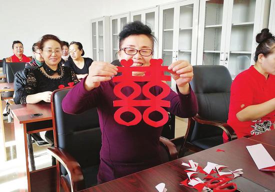 双阳文化馆的剪纸课。 记者 伊秀丽 摄