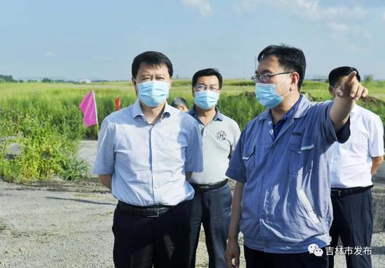 图为吉林市委书记王庭凯(前左)在建龙钢铁有限责任公司调研150万吨/年焦化项目建设情况。