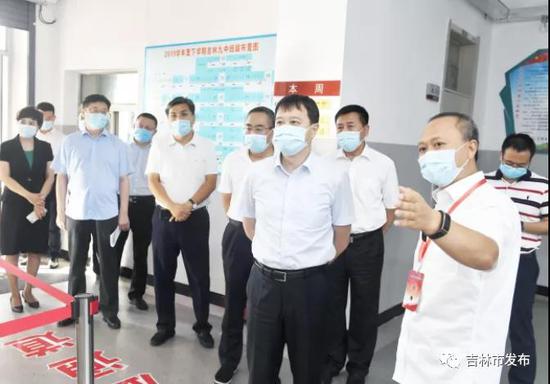 图为吉林市委书记王庭凯(前左)在吉林市第九中学考点实地检查吉林市公务员考录笔试考点考场布置及疫情防控情况。