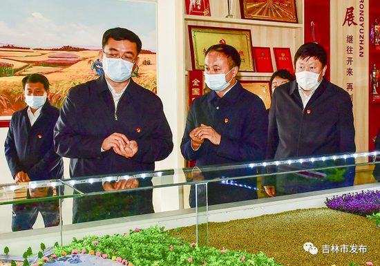 吉林省委常委、省纪委书记、省监委主任张忠(前左一)在吉林市委副书记、市长贺志亮(前右一)的陪同下,在舒兰市天德乡三梁村调研脱贫攻坚工作情况。