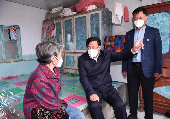 4月21日，韩俊在永吉县万昌镇走访因疫情收入受到影响的农户。宋锴 摄