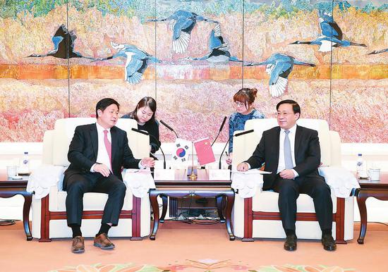 3月19日,吉林省委副书记、省长韩俊在长春会见了韩国驻沈阳总领事崔斗锡一行。本报记者宋锴摄