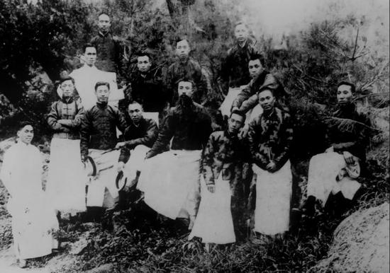 《晨钟报》编辑部同人在北京中央公园(今北京中山公园)合影(前排左五为李大钊)