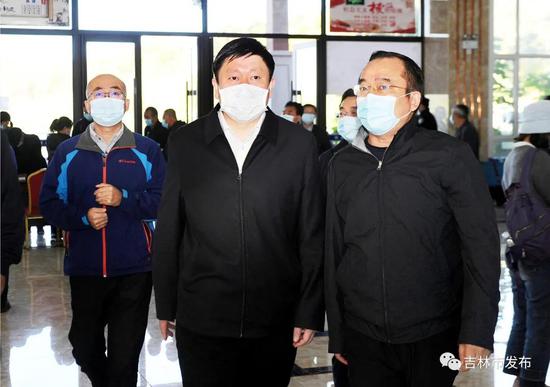 吉林市市长贺志亮(前左)在松花湖风景区检查景区安全工作。