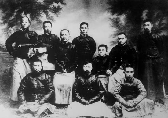 宪法公言社同人合影(前排中为李大钊)